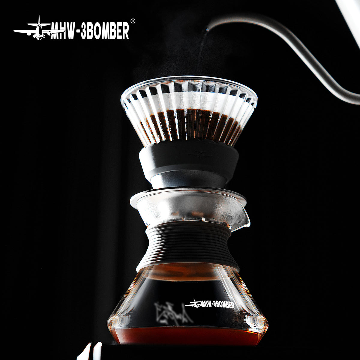 G5192 500 ml Aroma Coffee Server used in pour-over brewing beside a dripper and kettle