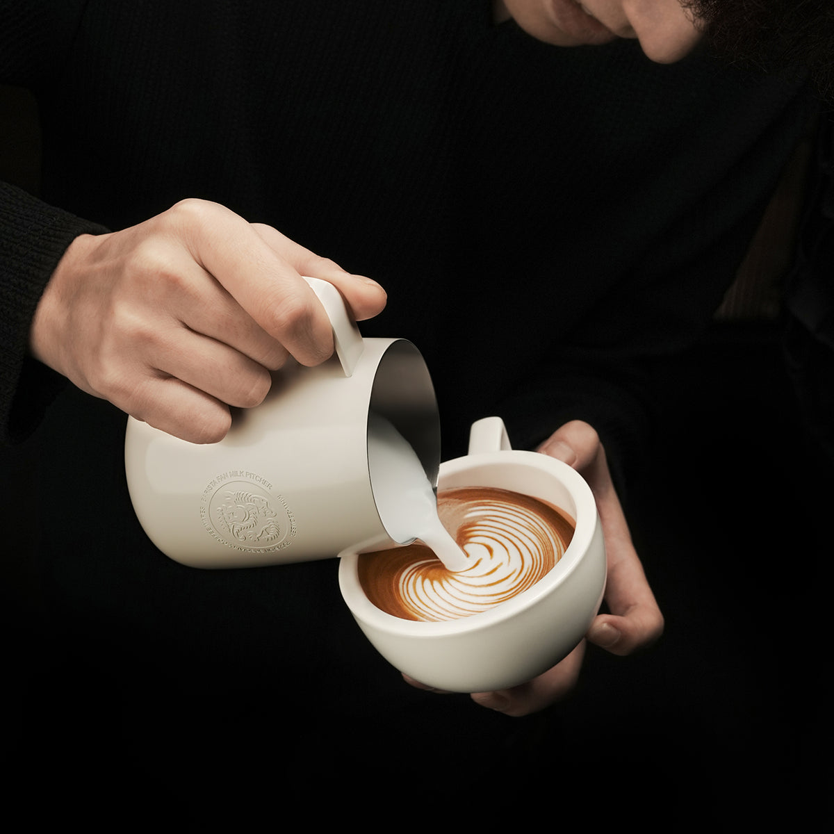 P6654W matte beige white FF 650 ml milk pitcher — close-up latte-art pouring. Cups and other scene items are not included.