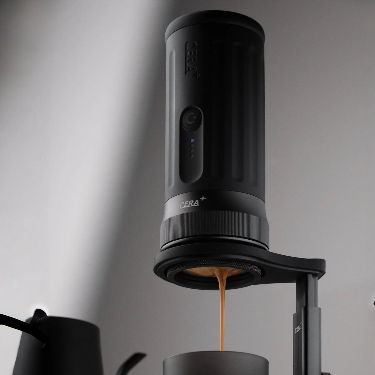 CERA+ PCM03S-MAX Space Grey: manufacturer extraction photograph on a stand; stand and cup not confirmed included