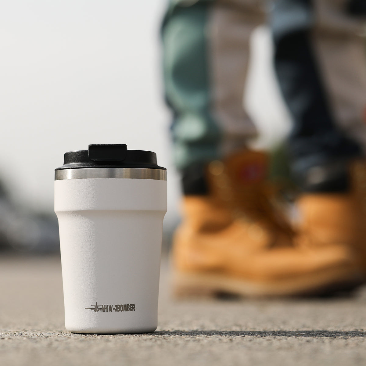 MHW-3BOMBER M5716W beige-white Cooki 360 ml cup standing on a ledge.