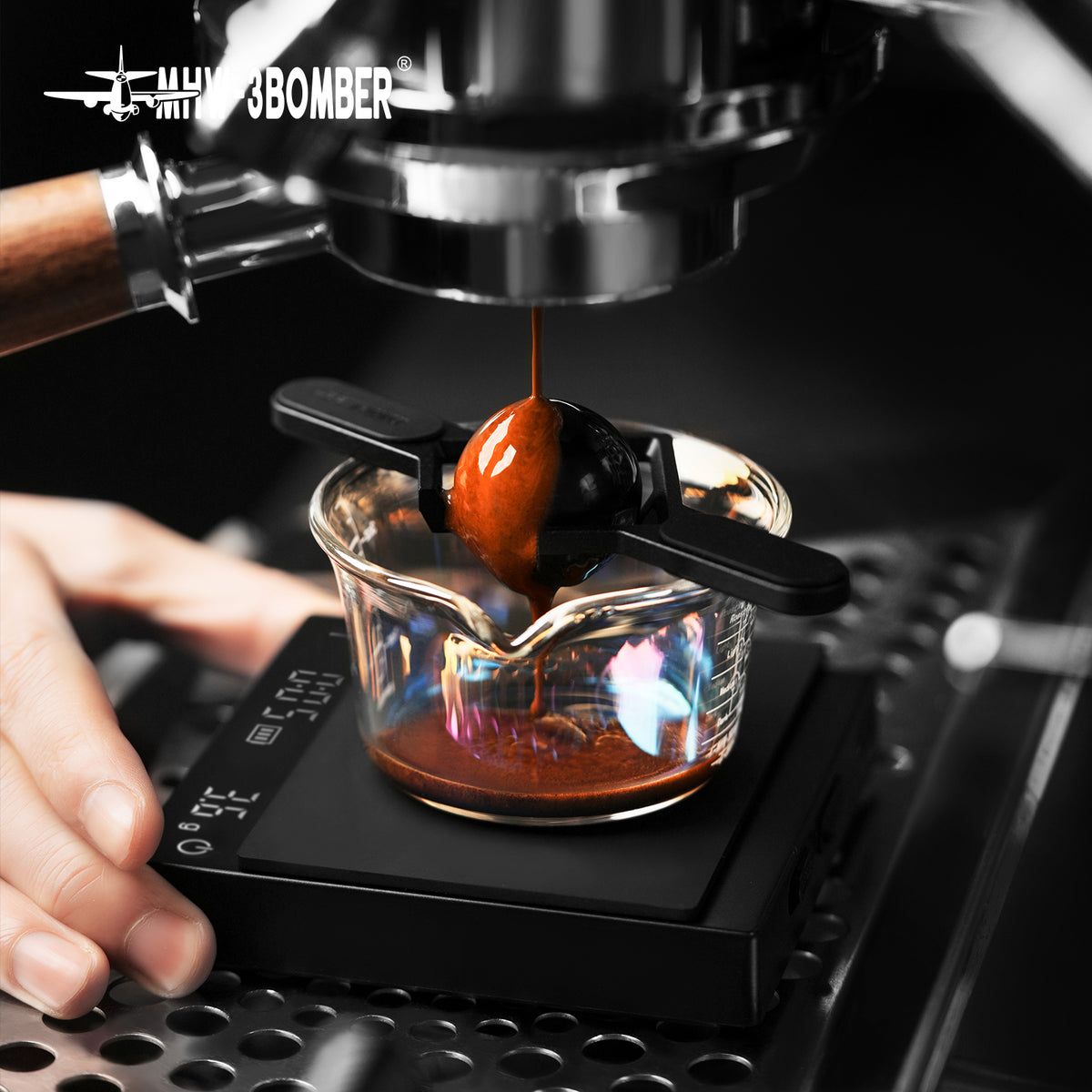 MHW-3BOMBER IH6659S 30 mm espresso chilling ball in a preparation scene; holder and equipment are separate