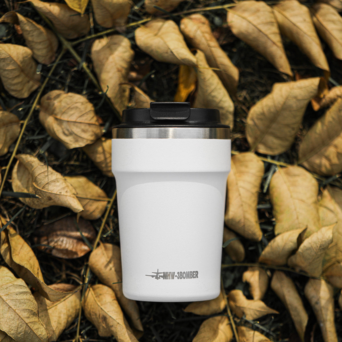 MHW-3BOMBER M5716W beige-white Cooki 360 ml cup among fallen leaves.