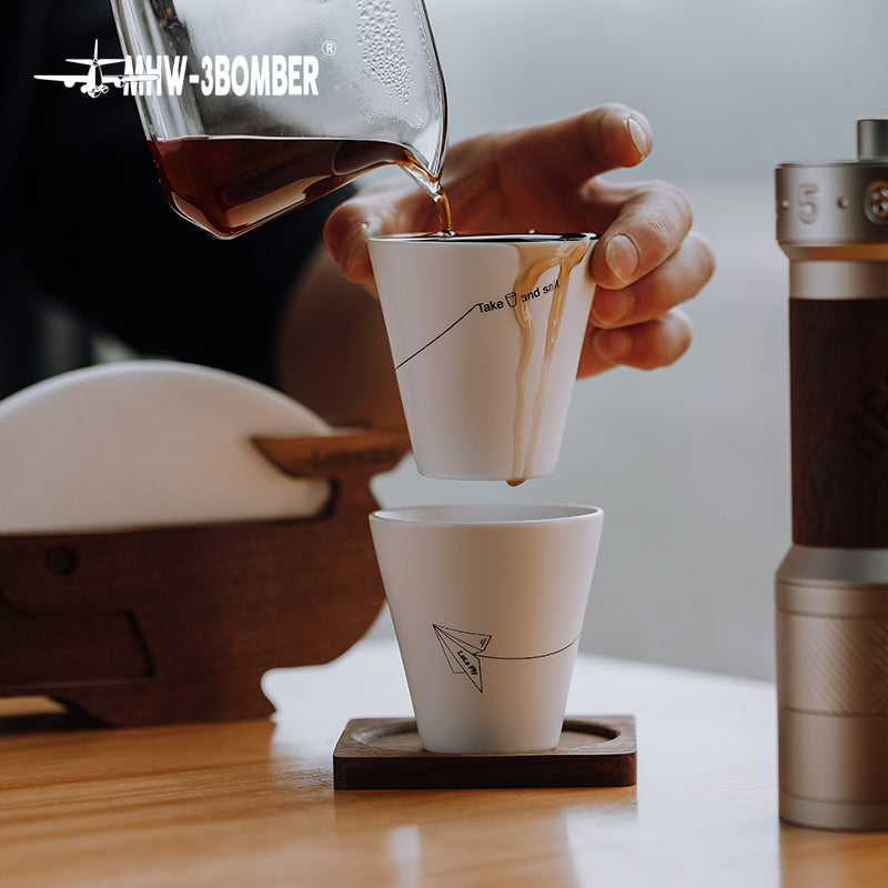 MHW-3BOMBER Winter Cup 120 ml, white cup pouring view