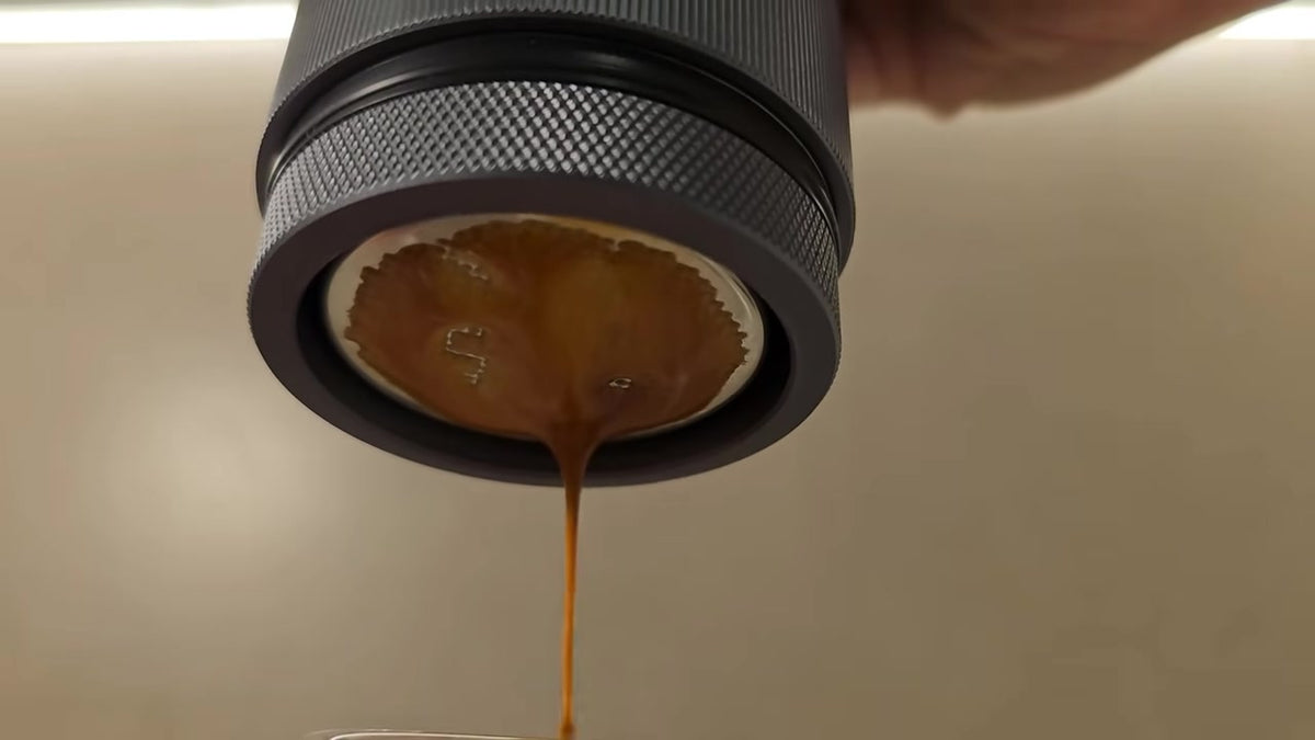CERA+ PCM04A black portable espresso machine — espresso extraction