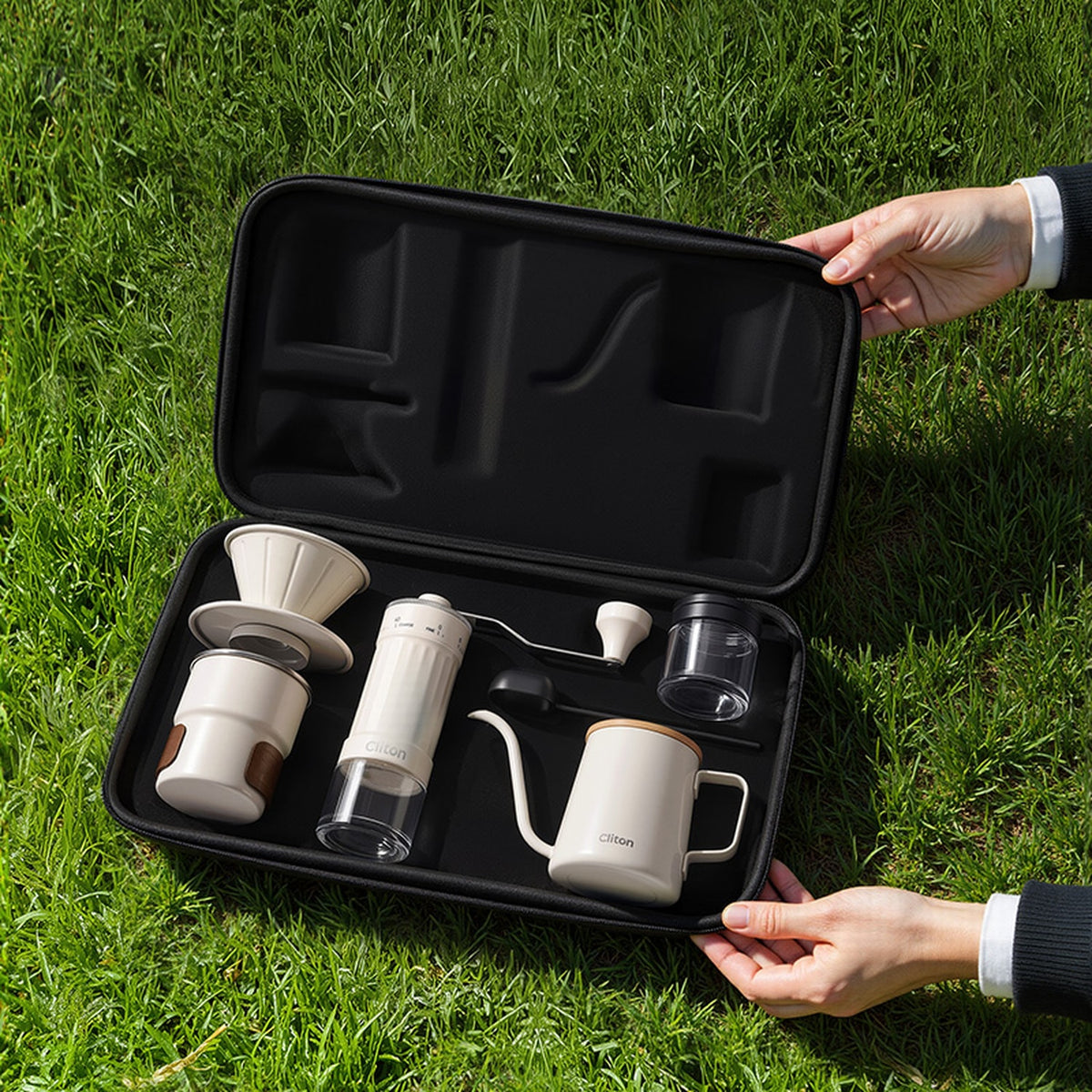 White CLITON CL-CFS23 brewing set arranged inside its fitted case