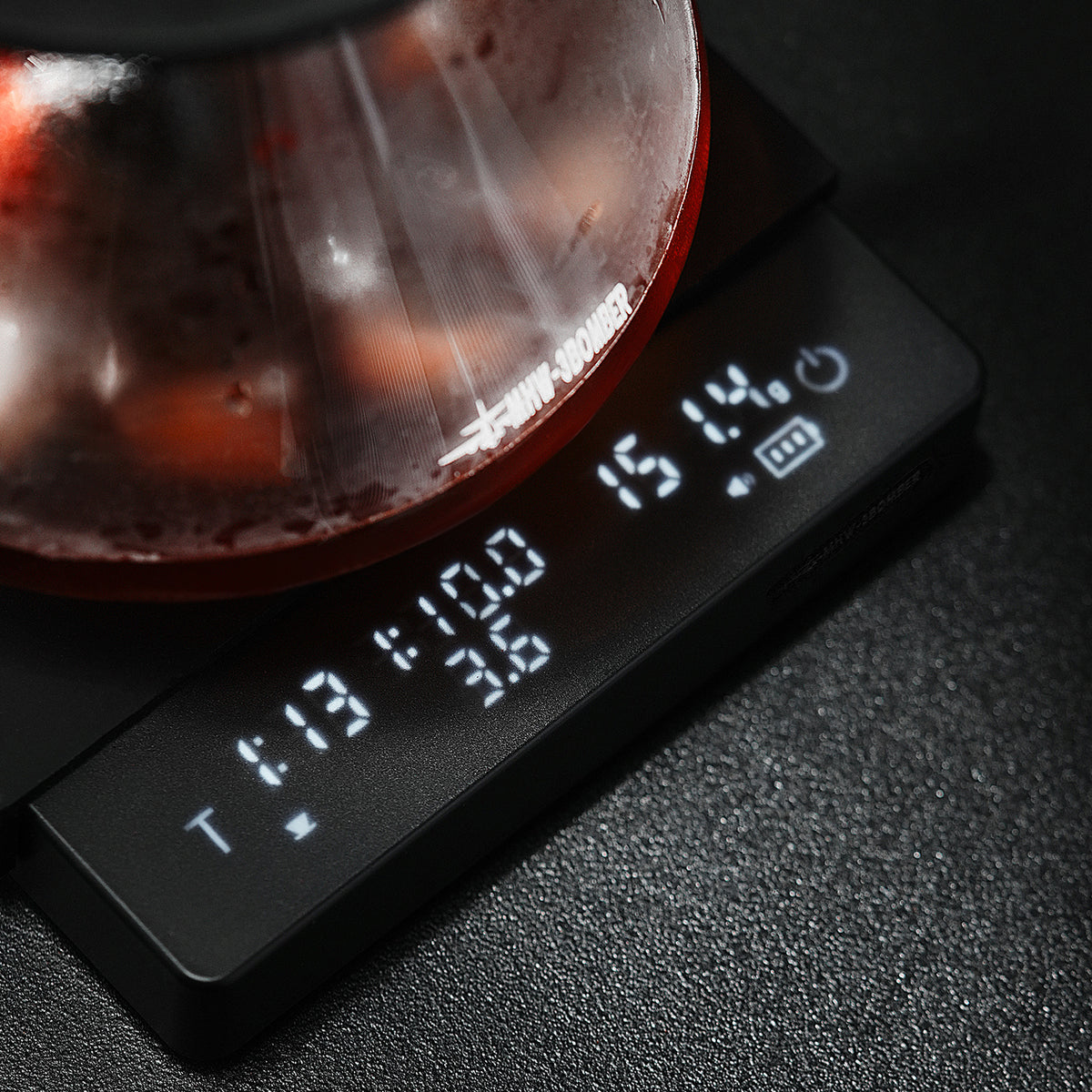 MHW-3BOMBER Cube Coffee Scale 3.0 Pro, black — ES6027B — display closeup; brewing accessories are scene props