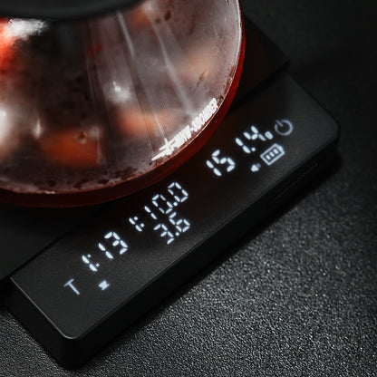 MHW-3BOMBER Cube Coffee Scale 3.0 Pro, black — ES6027B — display closeup; brewing accessories are scene props