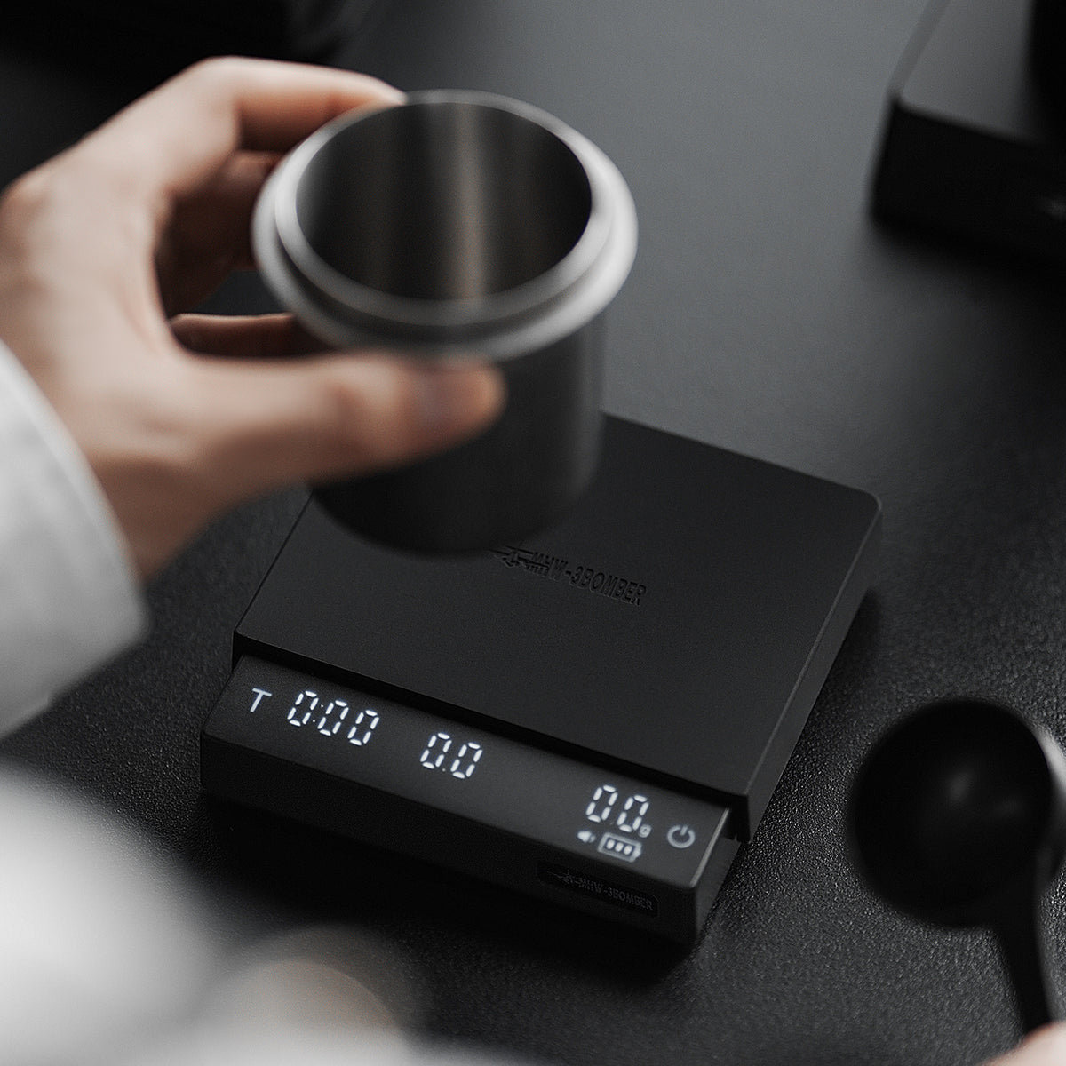 MHW-3BOMBER Cube Coffee Scale 3.0 Mini Pro, black — ES6029B — bean weighing; brewing accessories are scene props