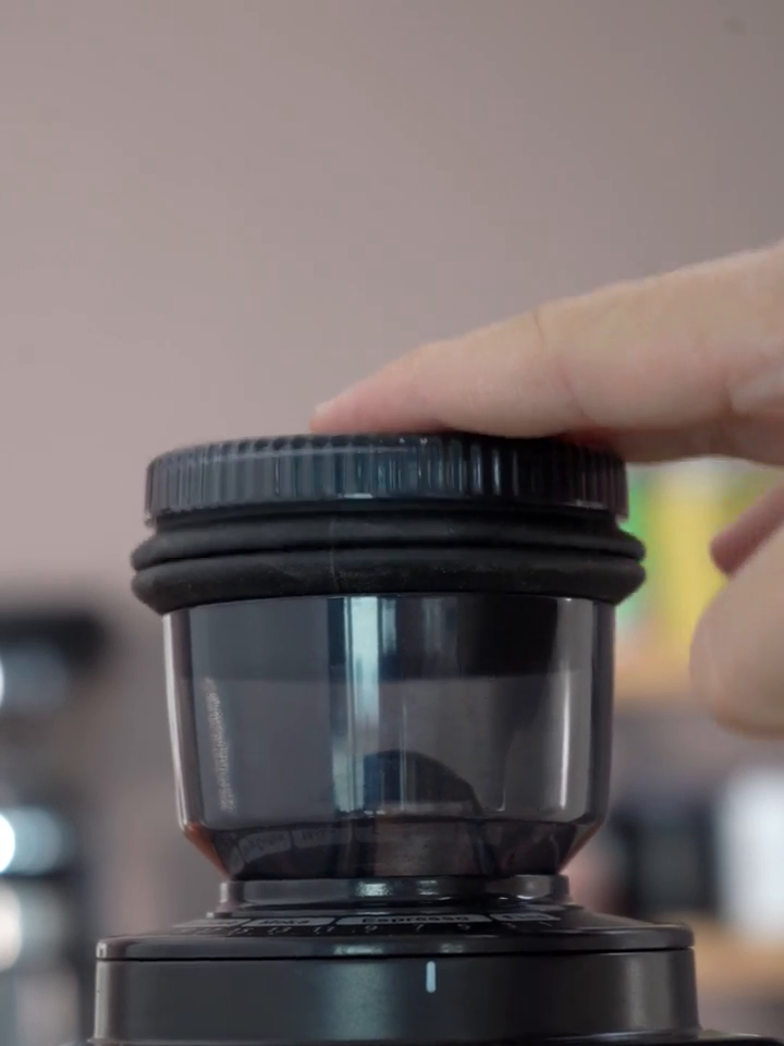 HiBREW G3A Black — pressing the hopper bellows