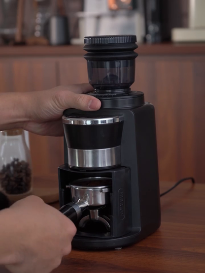 HiBREW G3A Black — grinding into a portafilter