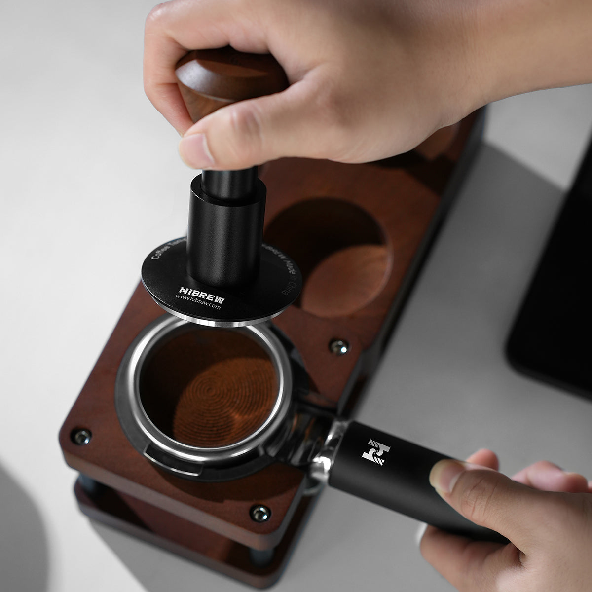 HiBREW H21 Magician 58mm Portafilter — distribution-tool demonstration. Scene props are not included unless quoted.