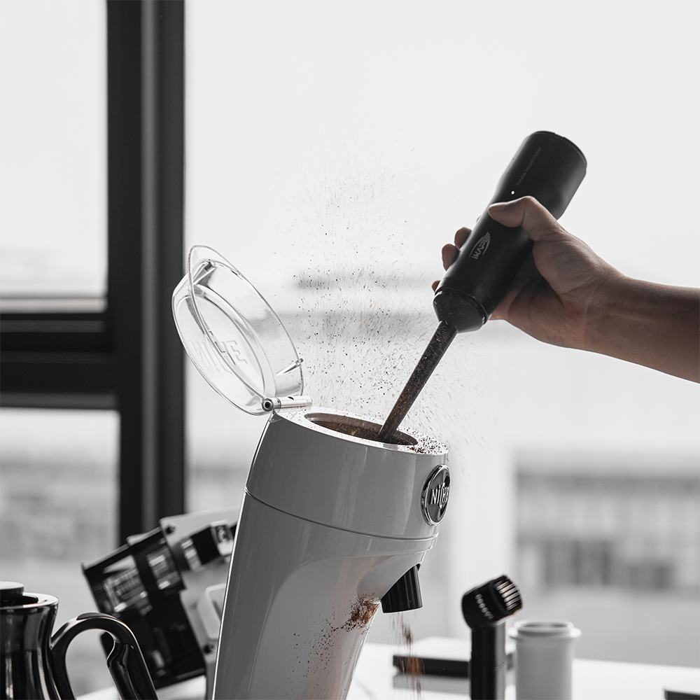 IKAPE Black vacuum cleaning a grinder