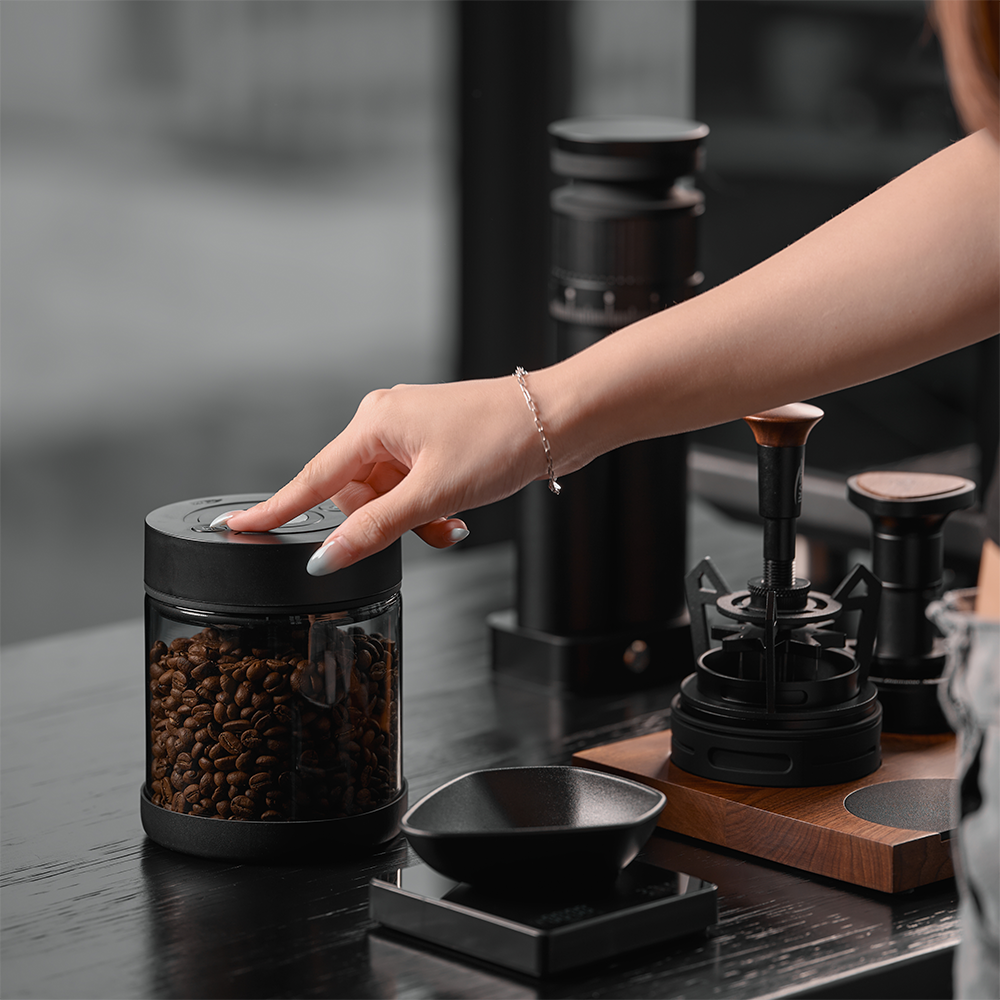 IKAPE black 250g electric vacuum coffee bean canister, photograph 3