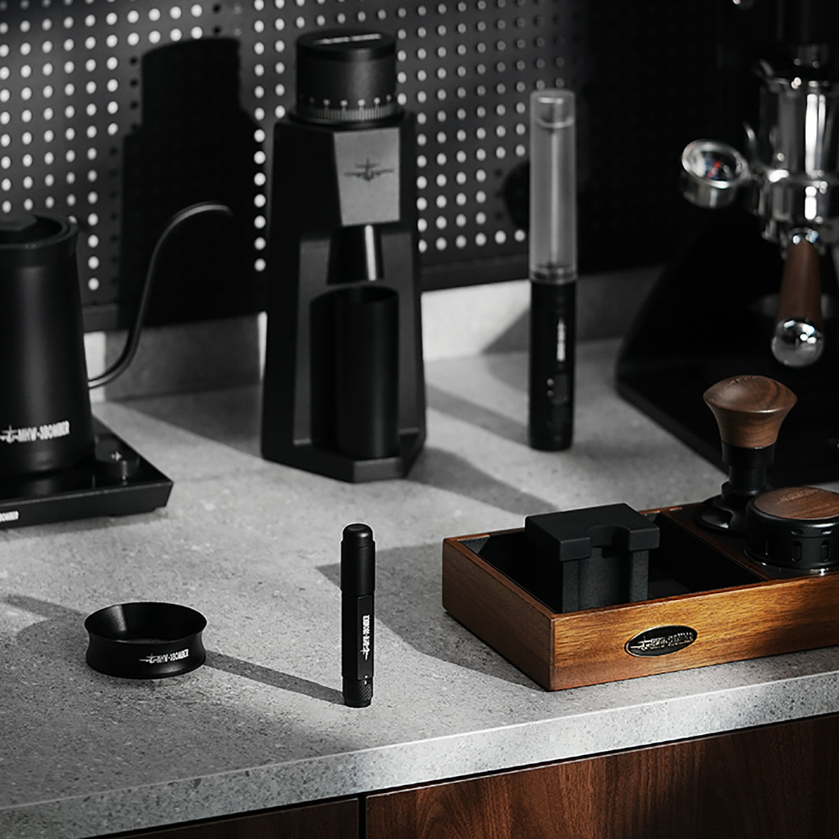 MHW-3BOMBER Lightning Needle Distributor Pro in a barista coffee station