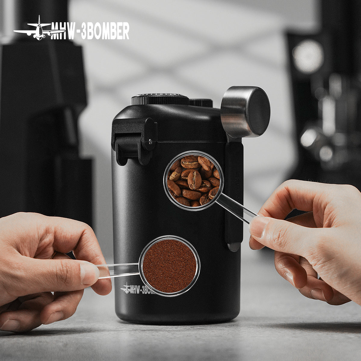 Using the magnetic measuring spoon with the Gambo canister