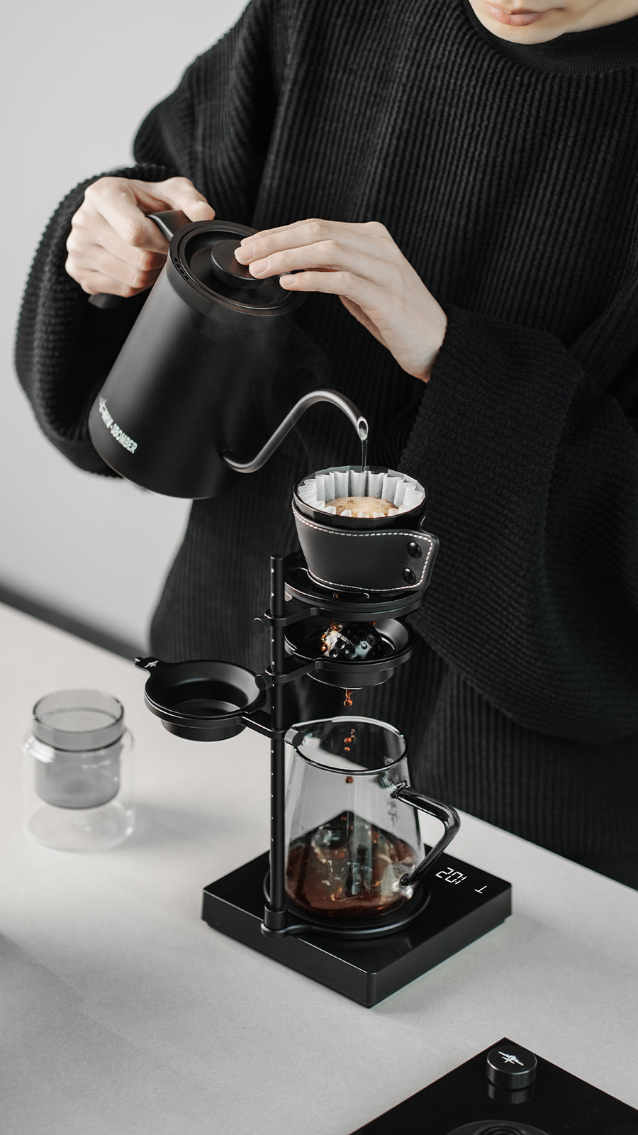 MHW-3BOMBER Obsidian Black stand during pouring, overhead view