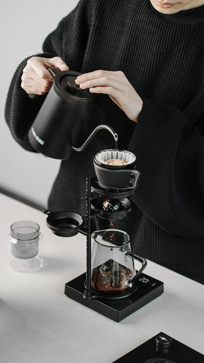 MHW-3BOMBER Obsidian Black stand during pouring, overhead view