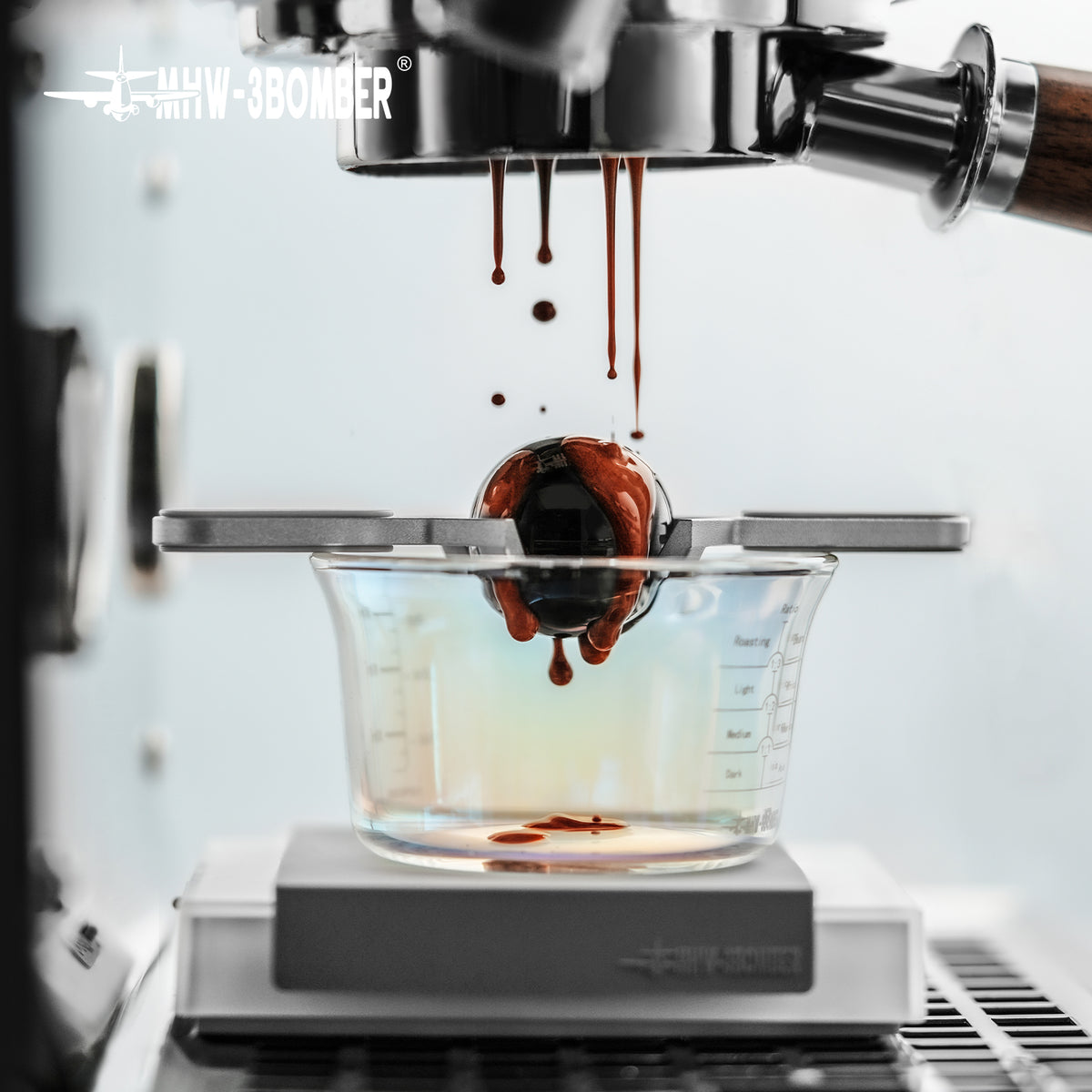 MHW-3BOMBER IH6659S 30 mm espresso chilling ball: front low view of espresso droplets and a graduated glass; other pictured equipment and props are not included.