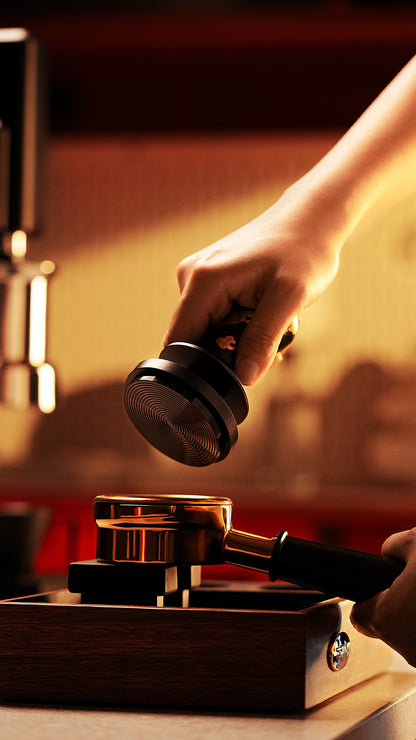 MHW-3BOMBER T6079TS Snake 58.35 mm ripple-base tamper, hand-held underside; surrounding brewing equipment is illustrative