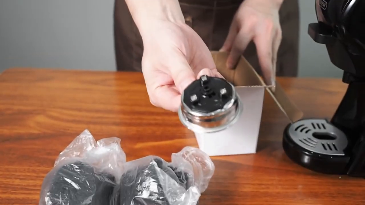 HiBREW H1A Classic Black – Ground-coffee filter basket and adapter shown during unpacking
