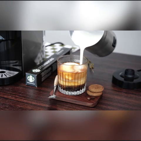 HiBREW M3A Silver – pouring prepared milk from the jug