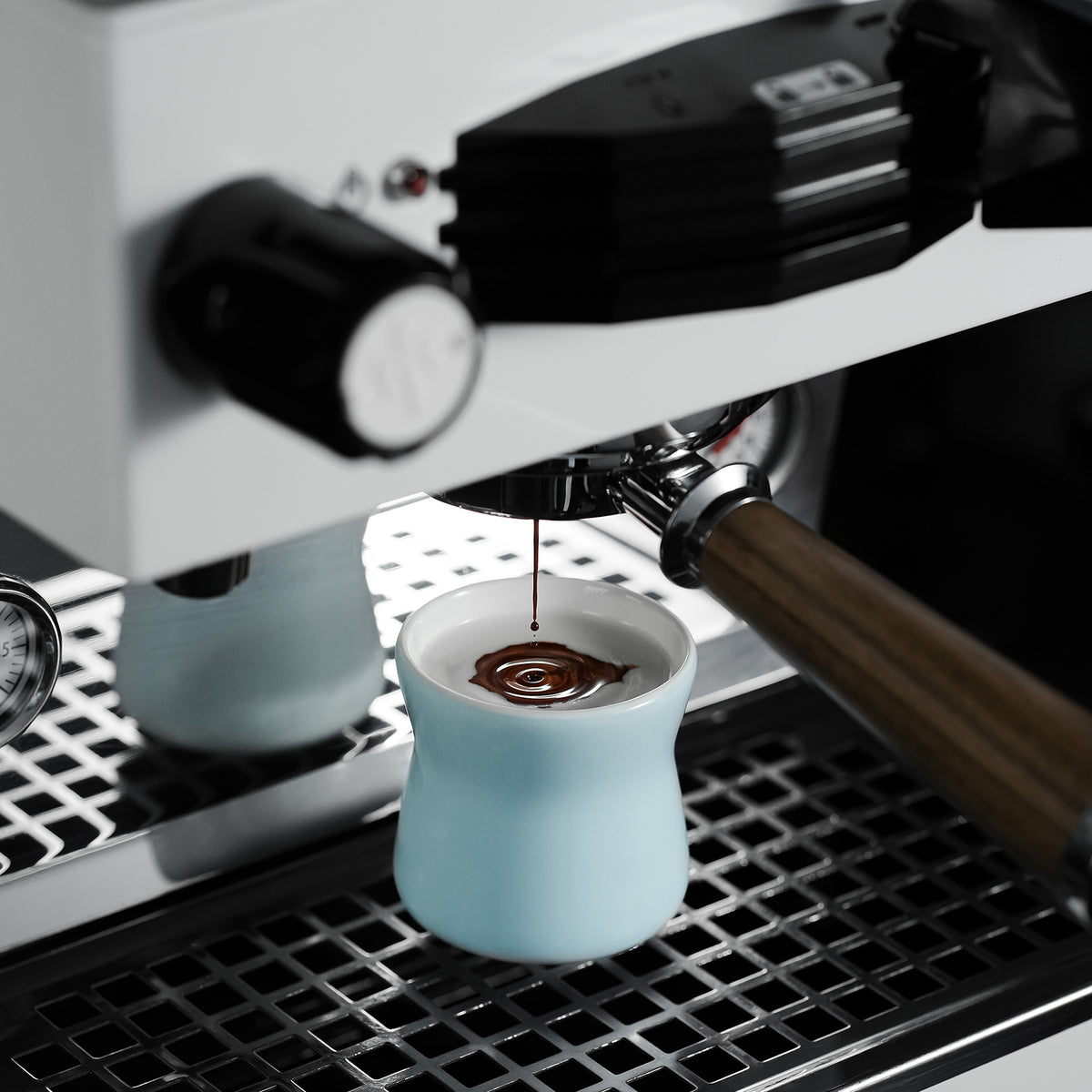 MHW-3BOMBER Aura thick blue cup at espresso machine