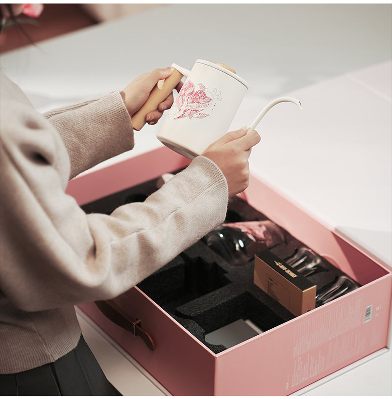 MHW-3BOMBER CS6537P Heartbeat pour-over gift set — opening the pink illustrated box