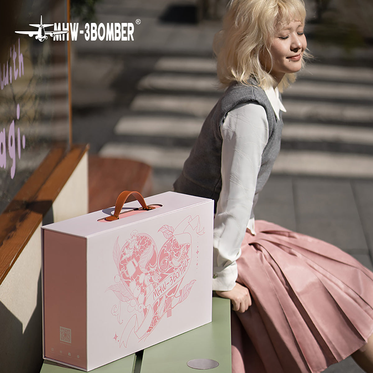 MHW-3BOMBER CS6537P Heartbeat pour-over gift set — carrying the matching pink gift box outdoors