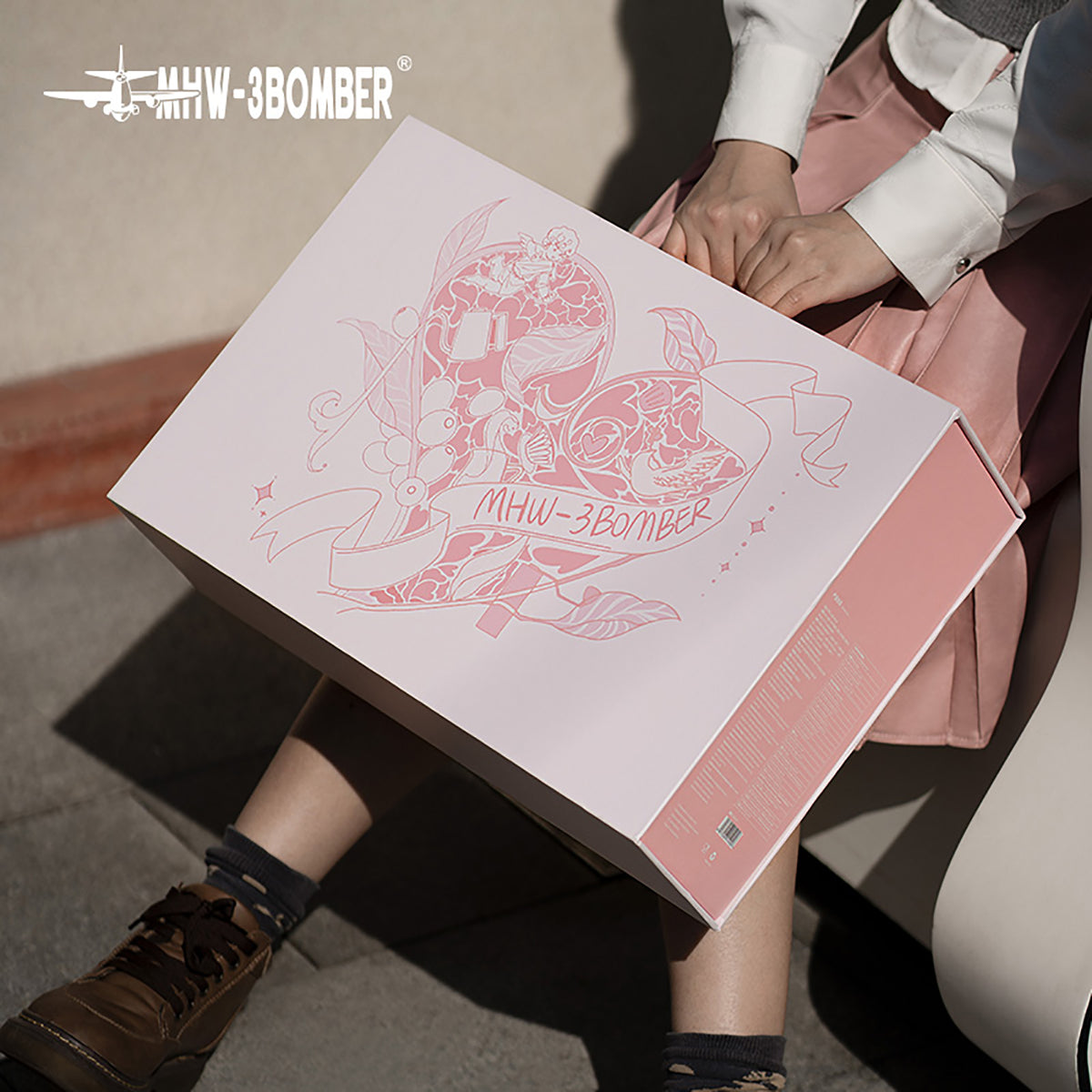 MHW-3BOMBER CS6537P Heartbeat pour-over gift set — hand-held view of the matching illustrated box