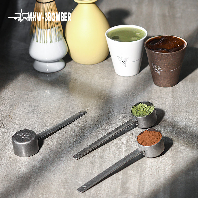 MHW-3BOMBER MS5438 silver-spot long measuring spoon in a coffee and matcha preparation scene; other items and additional units are illustrative
