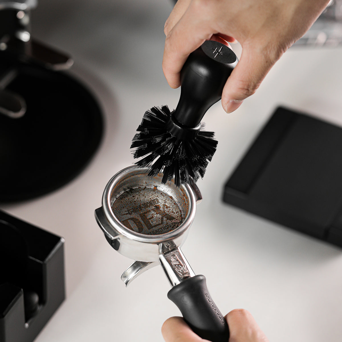 B5535 / B5536 filter basket brush — cleaning-use view