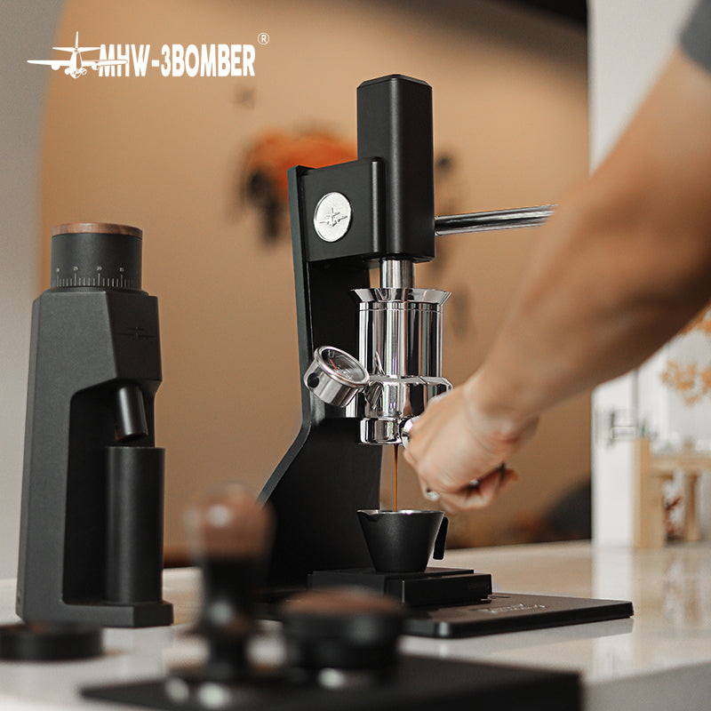 MHW-3BOMBER Sonic S7 manual espresso machine during lever extraction