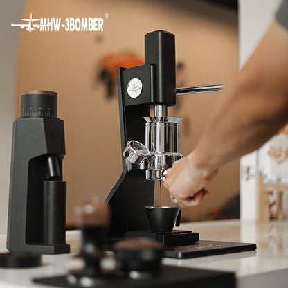 MHW-3BOMBER Sonic S7 manual espresso machine during lever extraction