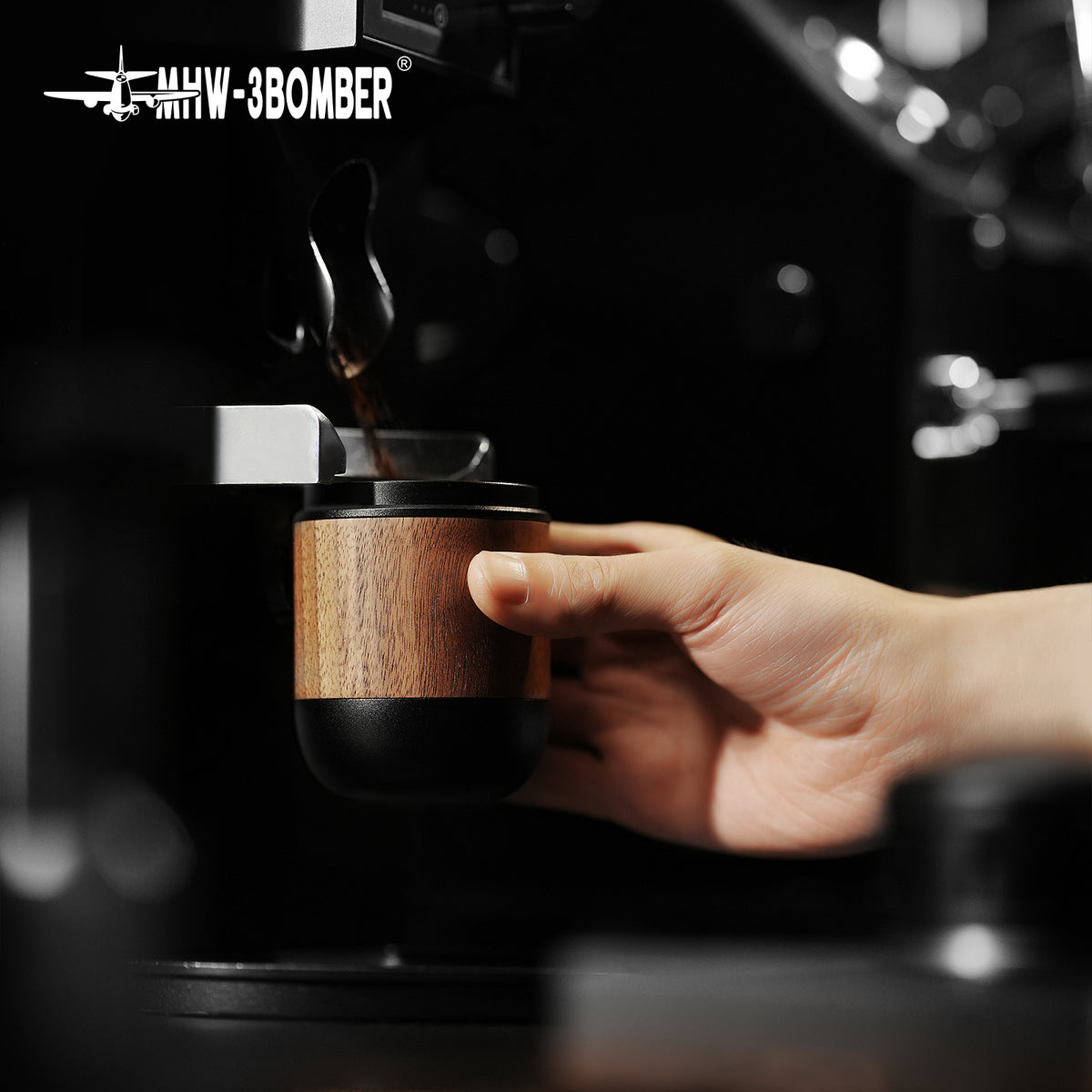 MHW-3BOMBER DR6543B Nova Dosing Cup, 58 mm, Obsidian Black with walnut — grinder dosing. Coffee, equipment, cups and other scene props are not included.