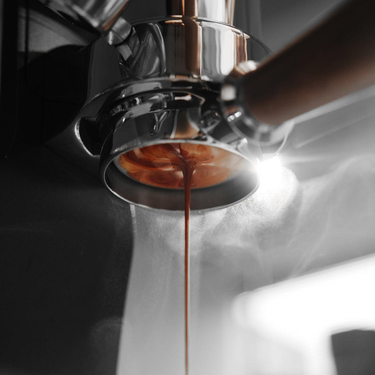 MHW-3BOMBER FB6725 basket in an espresso extraction scene; espresso machine and portafilter are demonstration equipment