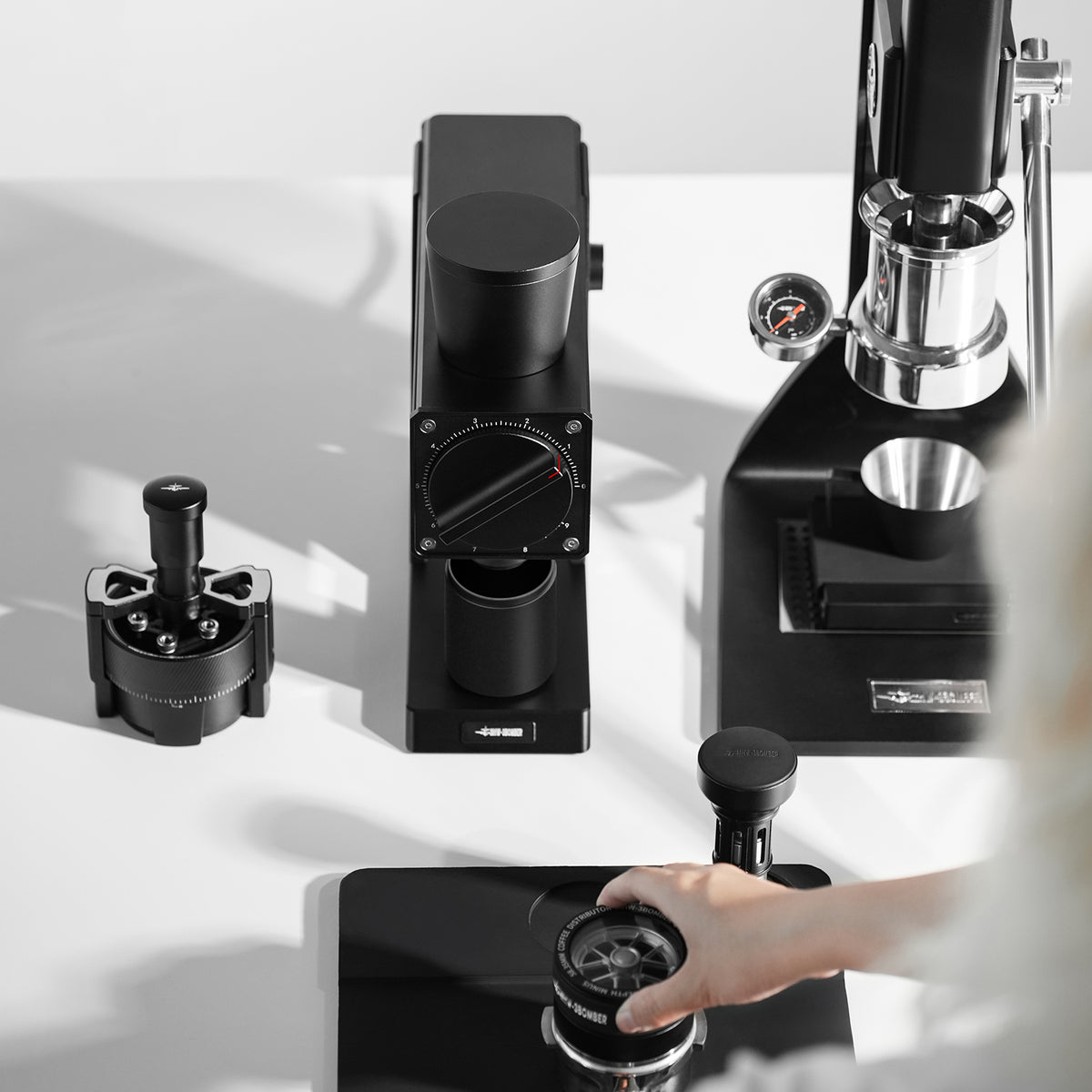 F74 Navigator Black grinder with grounds container