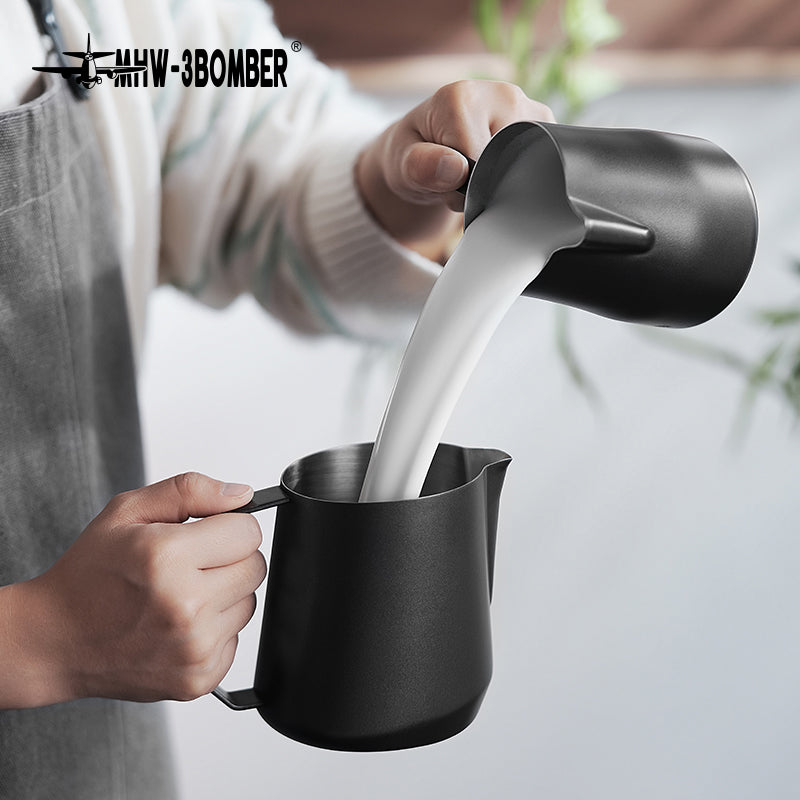 MHW-3BOMBER P5184 GT milk pitcher — 600 ml matte black, transferring milk; second pitcher not included. Cups, machines and scene items are not included.