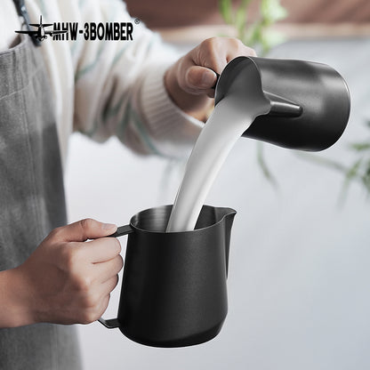 MHW-3BOMBER P5184 GT milk pitcher — 600 ml matte black, transferring milk; second pitcher not included. Cups, machines and scene items are not included.