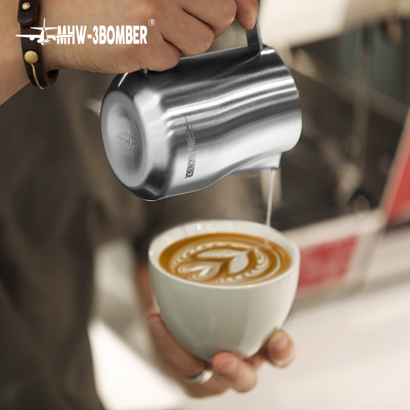 MHW-3BOMBER P6001S Turbo milk pitcher — glossy 450 ml pouring into a latte cup. Cups, machines and other scene items are not included.