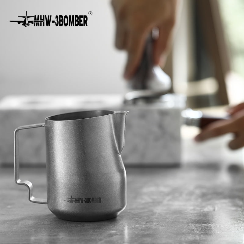MHW-3BOMBER P6003SS Turbo milk pitcher — silver speckle 450 ml standing on a counter. Cups, machines and other scene items are not included.
