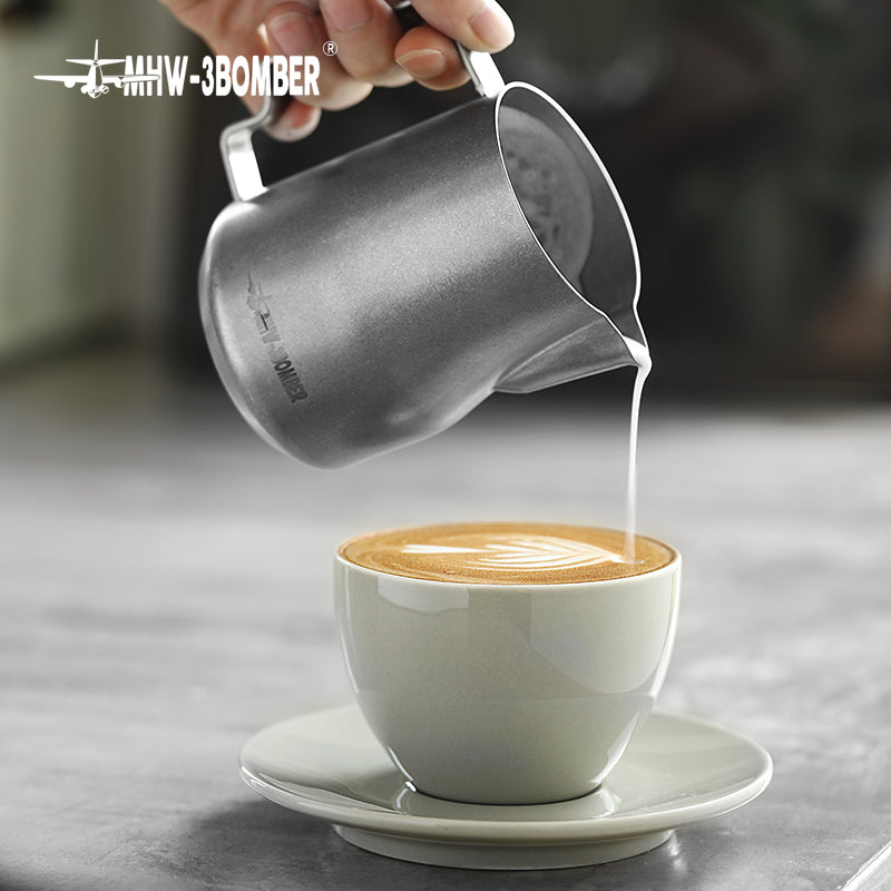 MHW-3BOMBER P6003SS Turbo milk pitcher — silver speckle 450 ml pouring into a cup. Cups, machines and other scene items are not included.