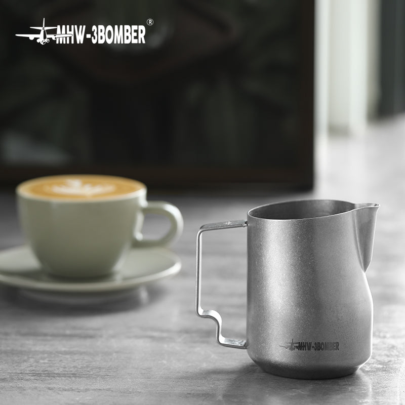 MHW-3BOMBER P6003SS Turbo milk pitcher — silver speckle 450 ml next to a cup. Cups, machines and other scene items are not included.