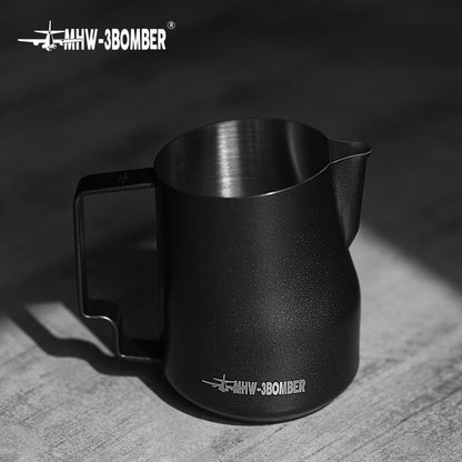 MHW-3BOMBER P6005MB Turbo milk pitcher — matte black 450 ml standing on a table. Cups, machines and other scene items are not included.