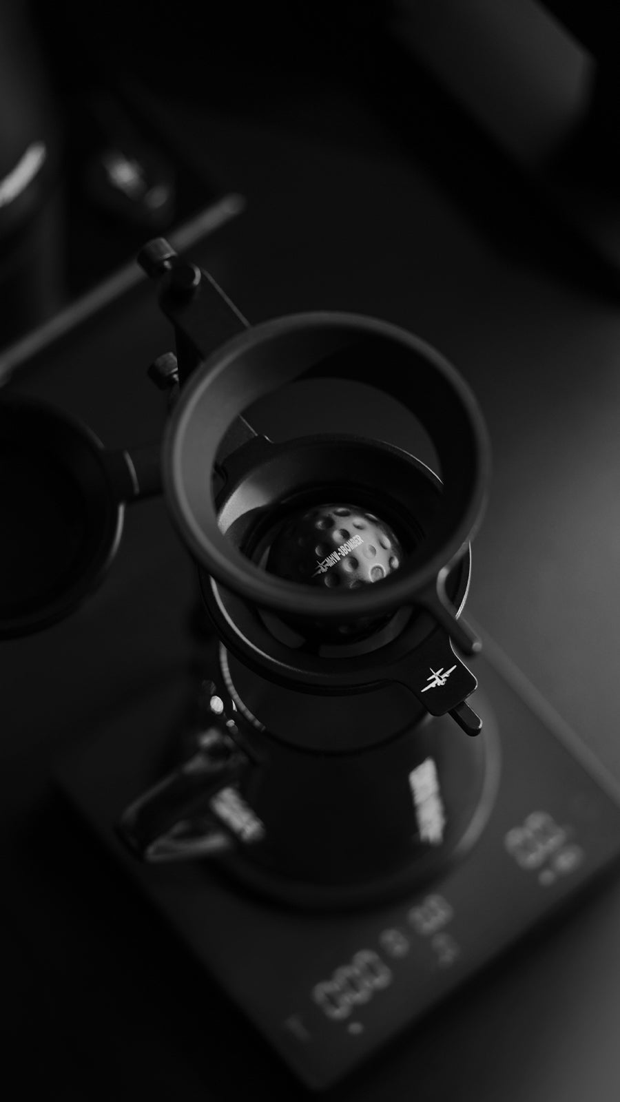 MHW-3BOMBER BCH6640B Obsidian Black stand seen from above, showing support rings and brewing arrangement