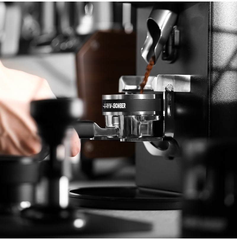 MHW-3BOMBER T5830 dosing ring holding grounds below a grinder