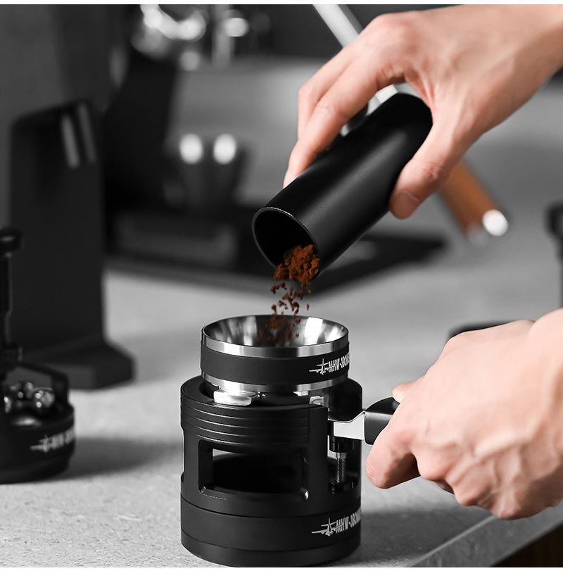 MHW-3BOMBER T5830 dosing ring during transfer of grounds from a dosing cup