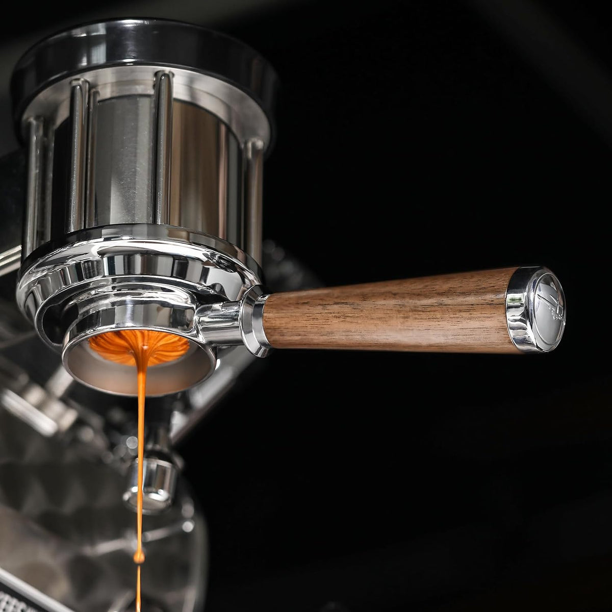 MHW-3BOMBER BP6083L walnut La Marzocco / E61 bottomless portafilter, underside espresso extraction; other equipment, coffee and accessories are scene props