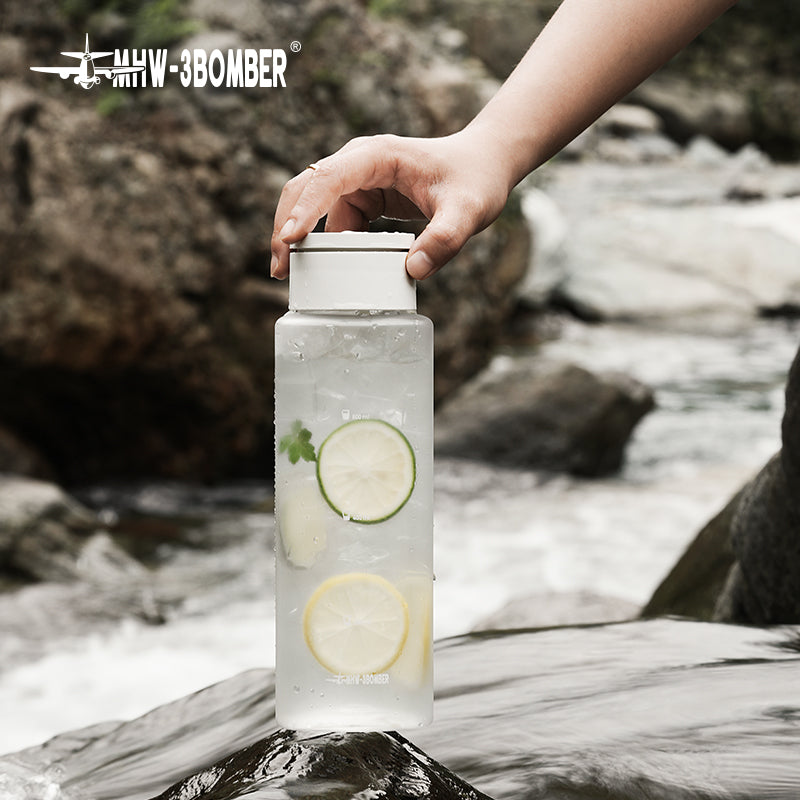 MHW-3BOMBER CE6136 White cold-brew pot containing a citrus drink on an outdoor table; scene tools, glasses and drink ingredients are not included.
