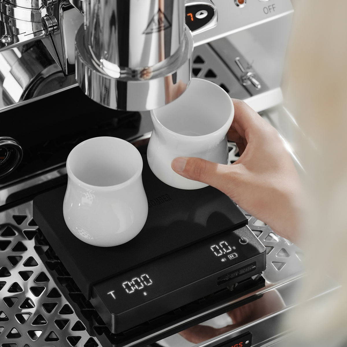 MHW-3BOMBER ES5663 scale with two cups beneath an espresso machine