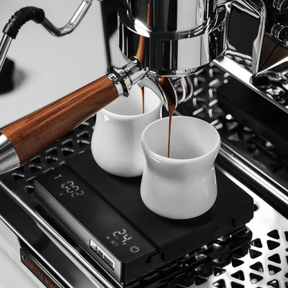 MHW-3BOMBER ES5663 scale during espresso preparation